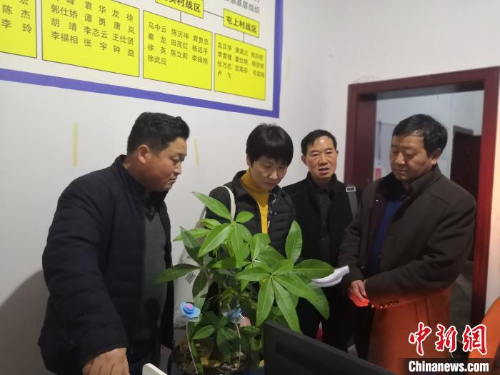 徐欣深夜督導紫馬鄉(xiāng)脫貧攻堅工作 (資料圖) 鐘欣 攝