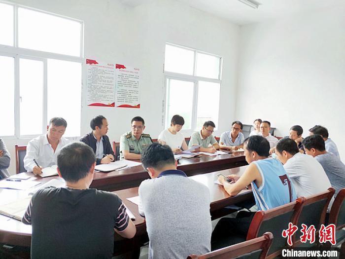 徐欣在屯上村召開座談會，與鄉(xiāng)政府領導和村支兩委共商 (資料圖) 鐘欣 攝