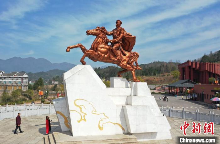 賀龍?jiān)獛浌枢l(xiāng)桑植縣已成為張家界西線旅游的重要組成部分。　楊華峰 攝