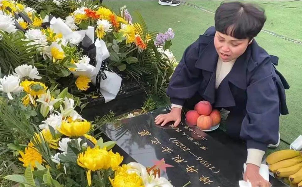 悼念戍邊烈士王焯冉：全國各地近五萬人自發(fā)獻花祭英烈，奶奶仍在等孫子回家