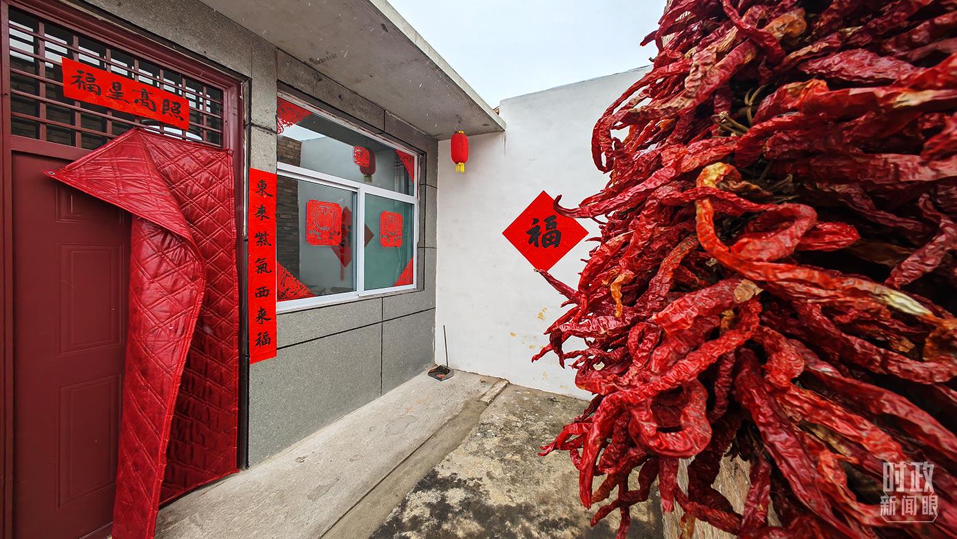 2021年10月，山西霍州馮南垣村遭遇強(qiáng)降雨，不少房屋倒塌。當(dāng)?shù)卣蜕鐣?huì)力量幫助受災(zāi)居民重建裝配式住房。（總臺(tái)央視記者彭漢明拍攝）