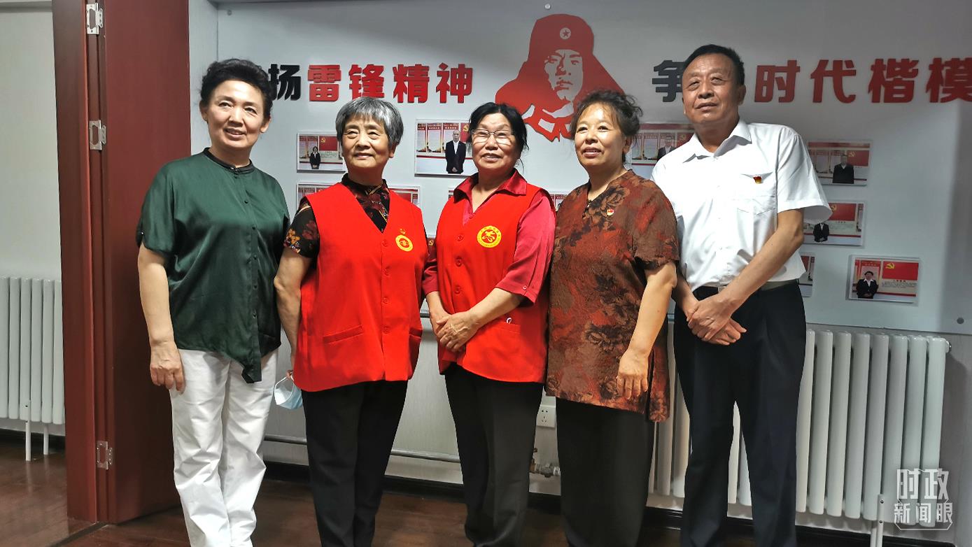 2021年8月，習(xí)近平到承德濱河社區(qū)居家養(yǎng)老服務(wù)中心調(diào)研。這是服務(wù)中心的志愿者代表。（總臺(tái)央視記者覃思拍攝）