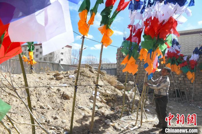 圖為拉薩街頭出售的五彩經(jīng)幡。　貢嘎來松 攝