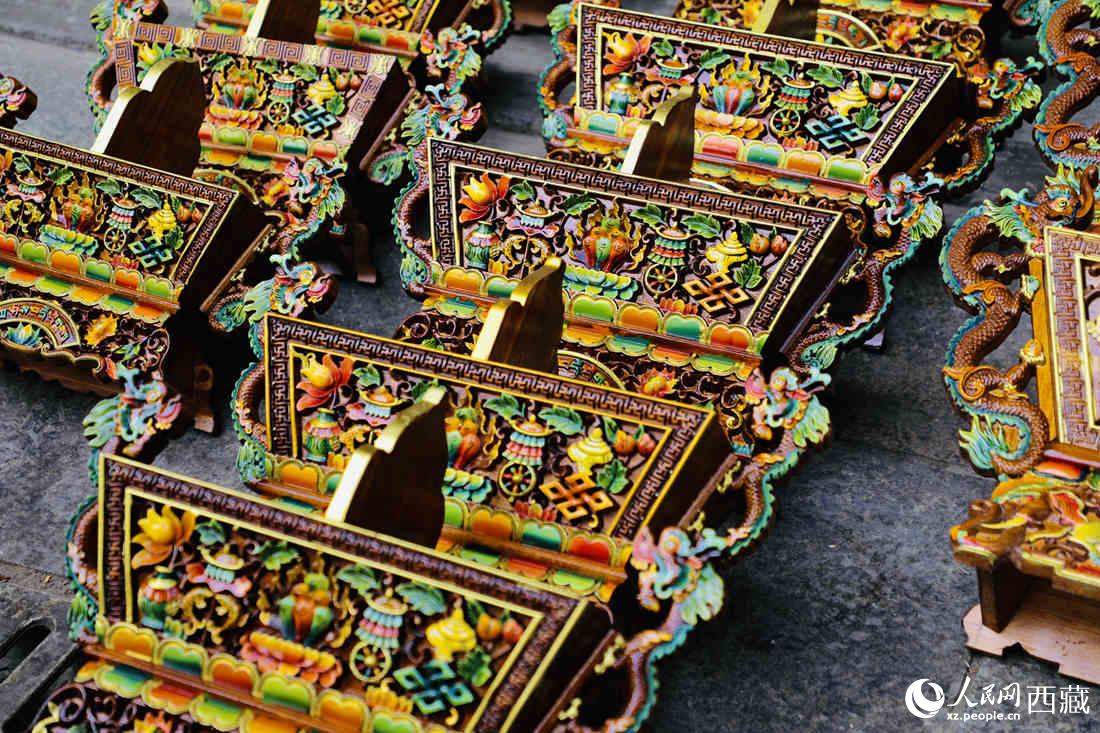 年貨市場(chǎng)上的切瑪盒。（切瑪盒是藏歷新年吉祥物，是在精制斗型木盒中用隔板分開，分別盛入炒麥粒和糌粑，插上“仔卓”，象征著人壽年豐、吉祥如意。）人民網(wǎng) 次仁羅布攝