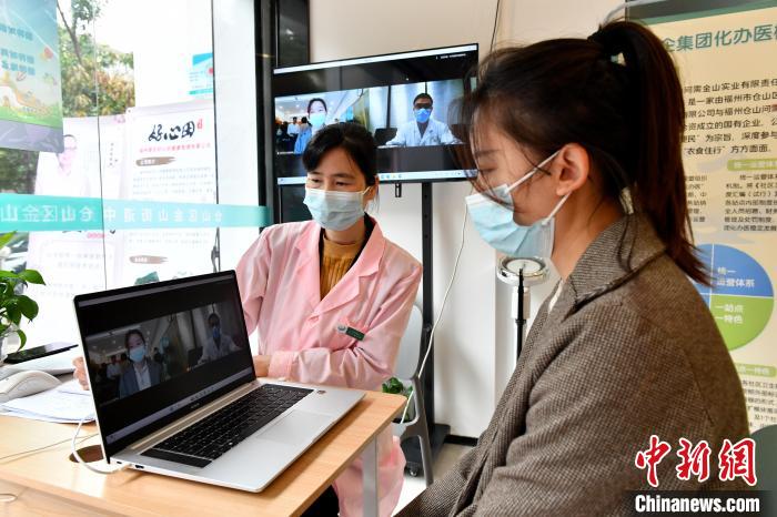 圖為社區(qū)居民遠(yuǎn)程問(wèn)診。　呂明 攝