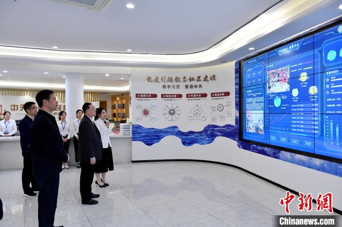 圖為與會(huì)來賓參觀福州中天社區(qū)。　呂明 攝