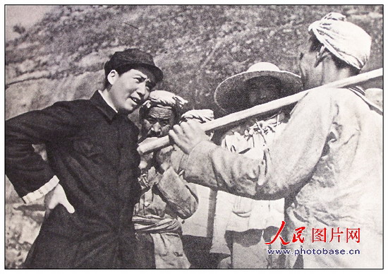 1939年，毛澤東同志在延安和楊家?guī)X農(nóng)民親切談話。