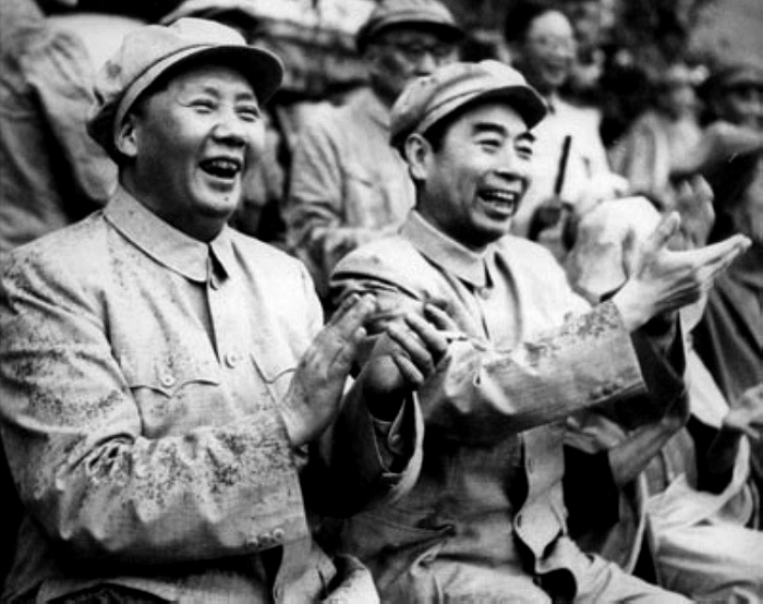 1952年，毛主席在北京與周總理冒雨觀看解放軍體育比賽。