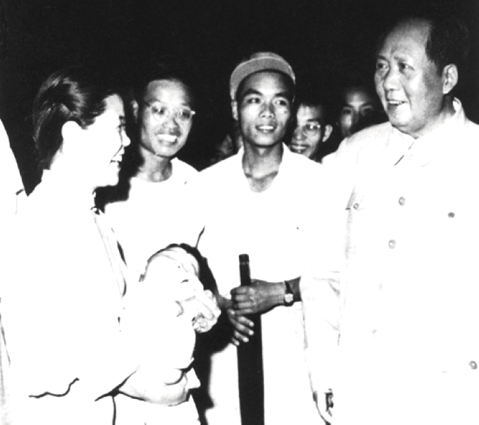 1957年，毛主席在湖北武漢長江大橋上與群眾交談。