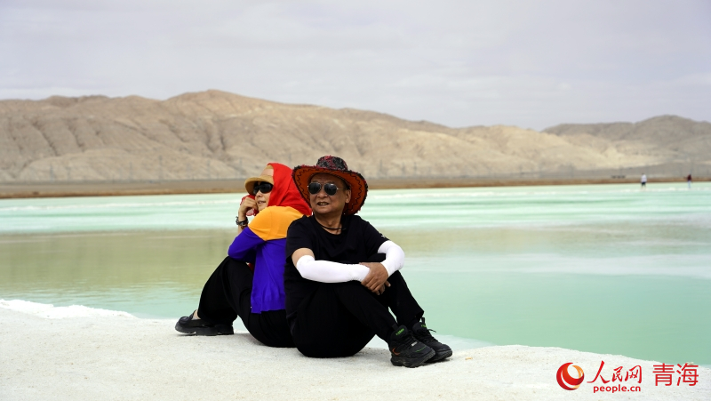 游客拍照“打卡”。人民網(wǎng) 況玉攝