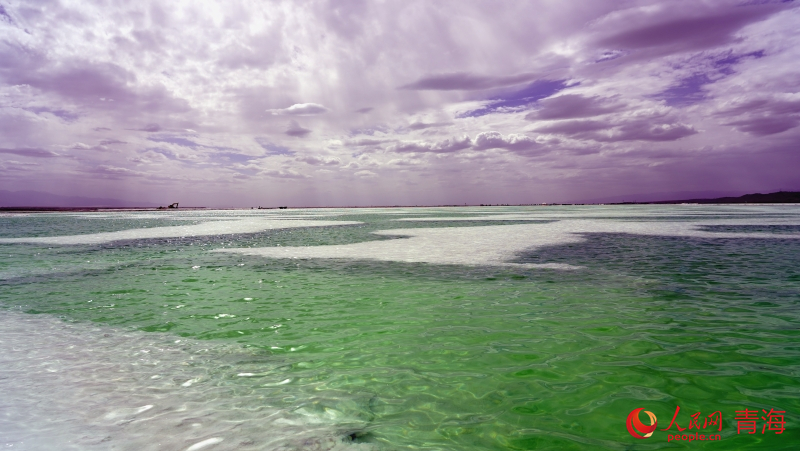 陽(yáng)光映照下的翡翠湖。人民網(wǎng) 況玉攝