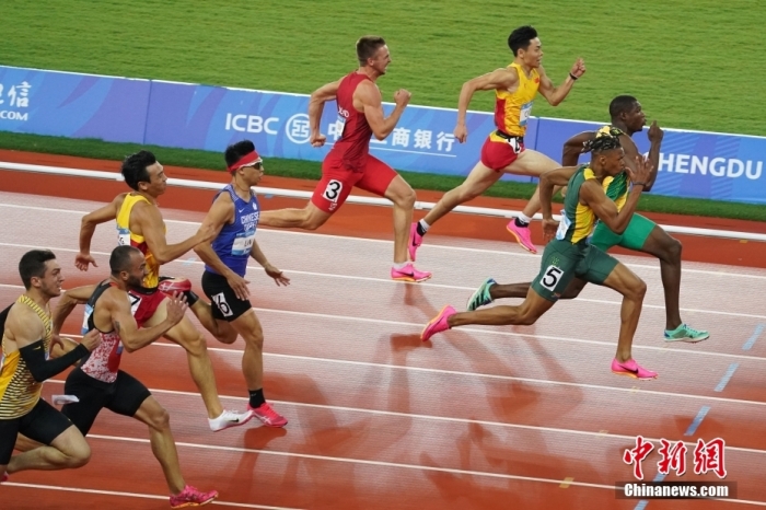 8月2日，第31屆世界大學生夏季運動會男子100米決賽在四川成都舉行，牙買加選手GOLDSON Kadrian dwayne(右一)以10秒04奪得男子百米冠軍。<a target='_blank' href='/'><p  align=