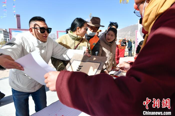 圖為展銷會現(xiàn)場?！∝暩聛硭?攝