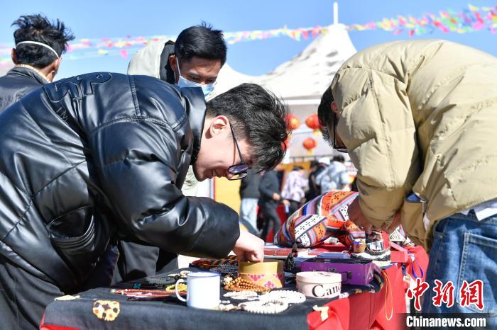 圖為展銷會現(xiàn)場。　貢嘎來松 攝