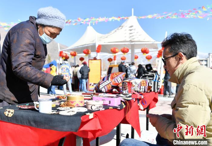 圖為展銷會現(xiàn)場。　貢嘎來松 攝