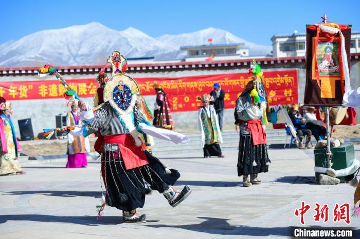 圖為藏戲非遺展演現(xiàn)場(chǎng)?！∝暩聛?lái)松 攝