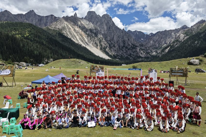 挑戰(zhàn)成功合影。巴塘縣委宣傳部供圖