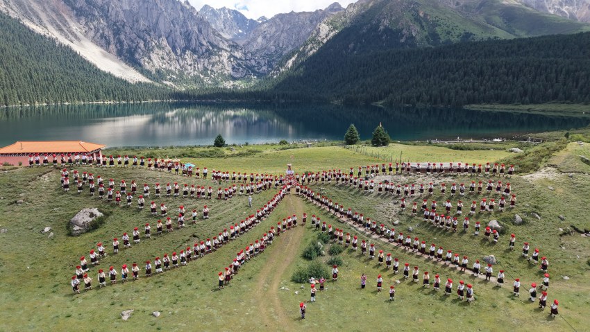“最大規(guī)模弦胡演奏”世界紀(jì)錄挑戰(zhàn)現(xiàn)場(chǎng)。巴塘縣委宣傳部供圖