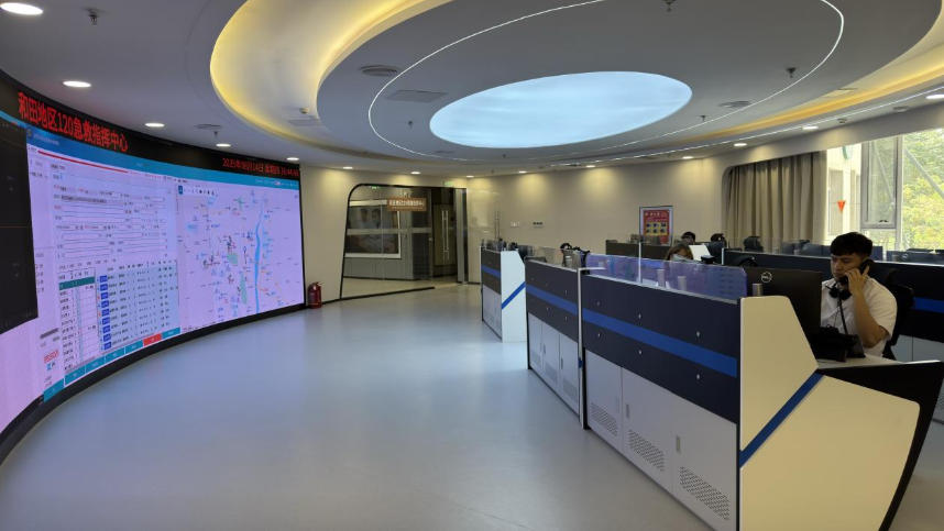 和田地區(qū)120急救指揮中心。人民網(wǎng)記者 焦磊攝